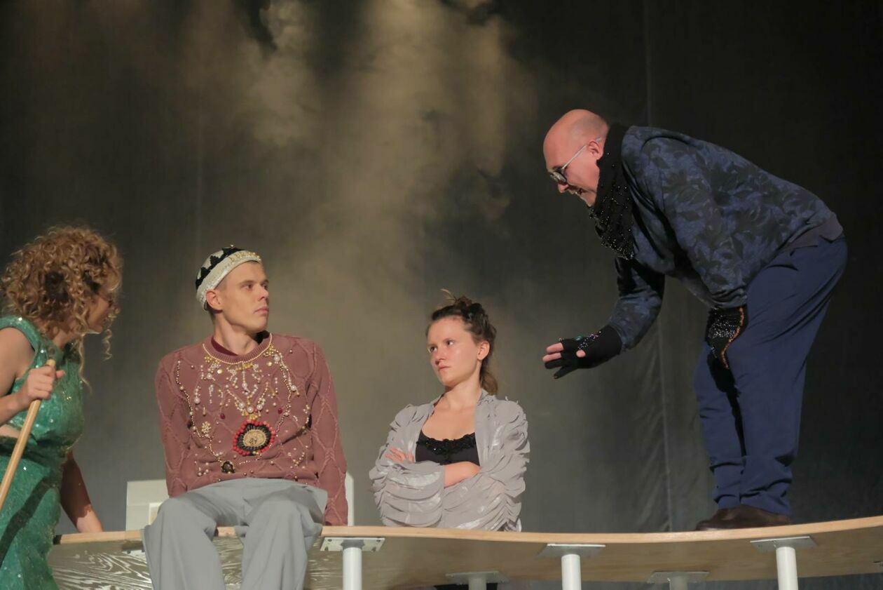  Hamlet na sprzedaż: premiera w Teatrze im. Juliusza Osterwy w lublinie (zdjęcie 16) - Autor: DW