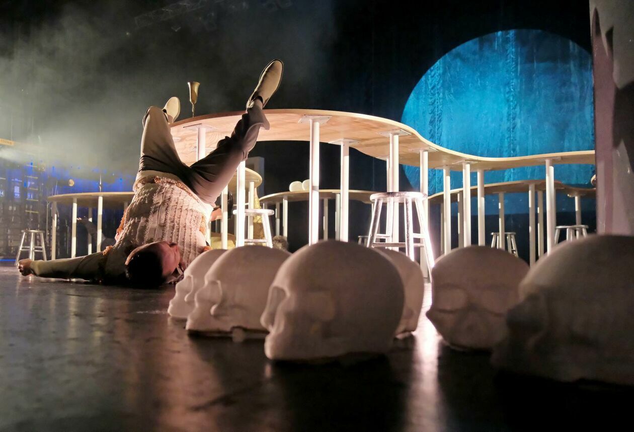  Hamlet na sprzedaż: premiera w Teatrze im. Juliusza Osterwy w lublinie (zdjęcie 5) - Autor: DW