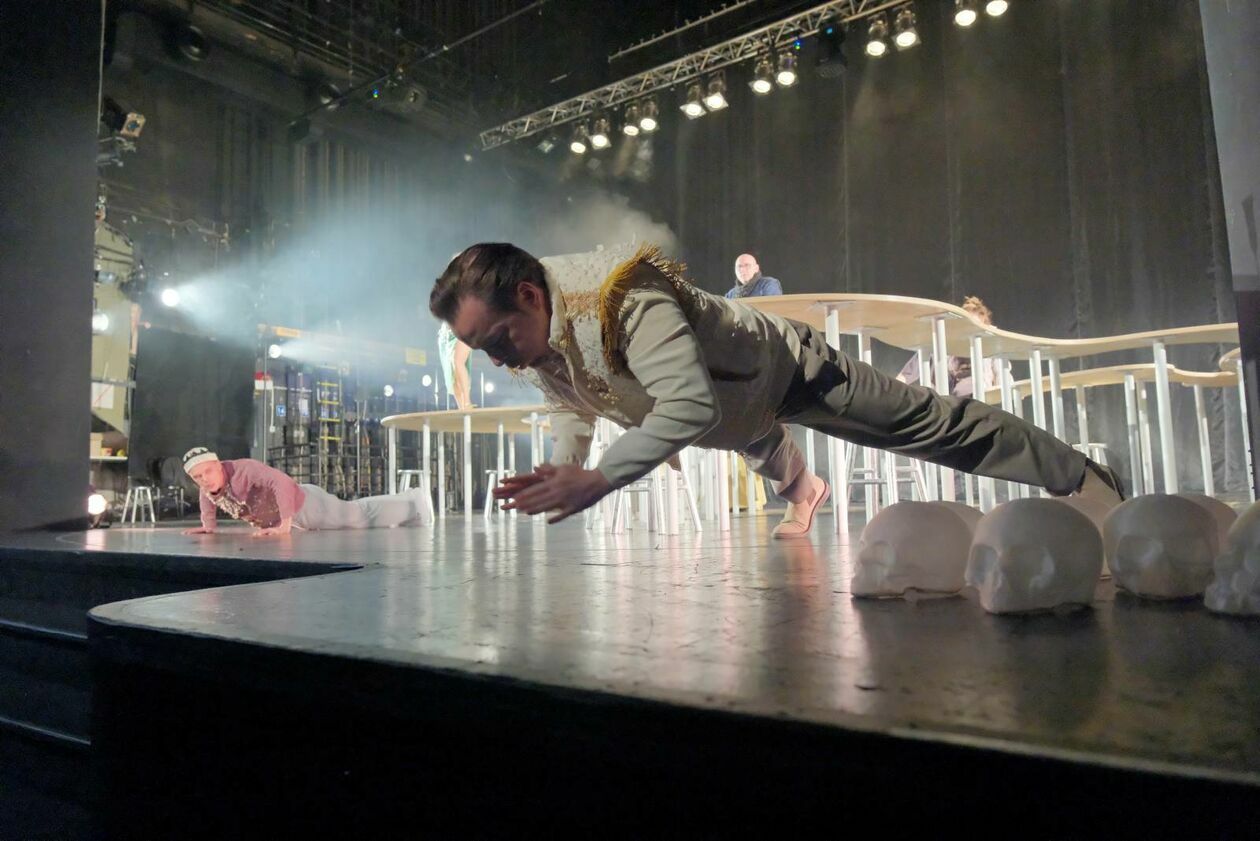  Hamlet na sprzedaż: premiera w Teatrze im. Juliusza Osterwy w lublinie (zdjęcie 21) - Autor: DW
