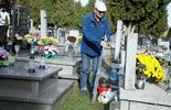 Lublinianie sprzątają groby bliskich przy ul. Unickiej  (zdjęcie 5)