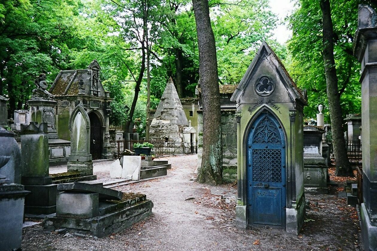  <p>Francuzi spędzają czas święta zmarłych podobnie do nas, jednak w przeciwieństwie do polskich cmentarzy tam nie zobaczymy zniczy. Groby przystrajane są jedynie kwiatami lub w ostateczności świecami. W tym dniu na najpopularniejszym cmentarzu w Paryżu Pere-Lachaise jest tłoczno. Pochowani są tam między innymi Jim&nbsp;Morrison, Edith Piaf, Fryderyk Chopin czy Oskar Wilde.&nbsp;</p>