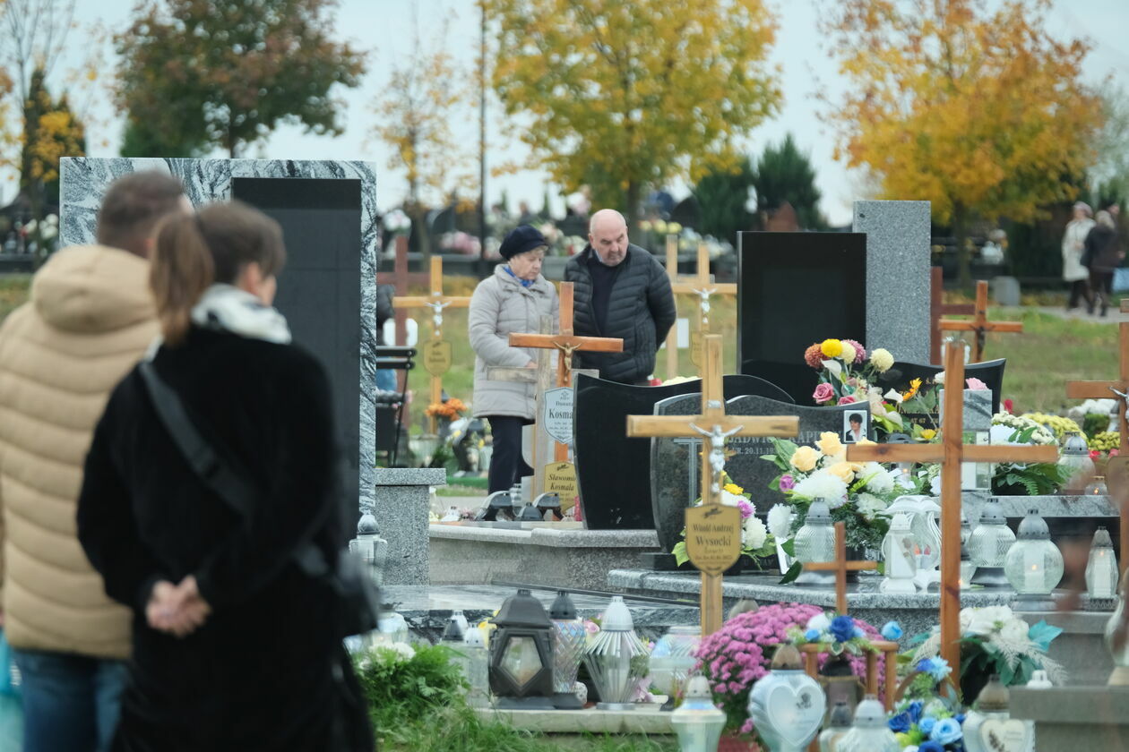  Cmentarz komunalny na Majdanku w Lublinie - 1 listopada 2023 (zdjęcie 5) - Autor: DW