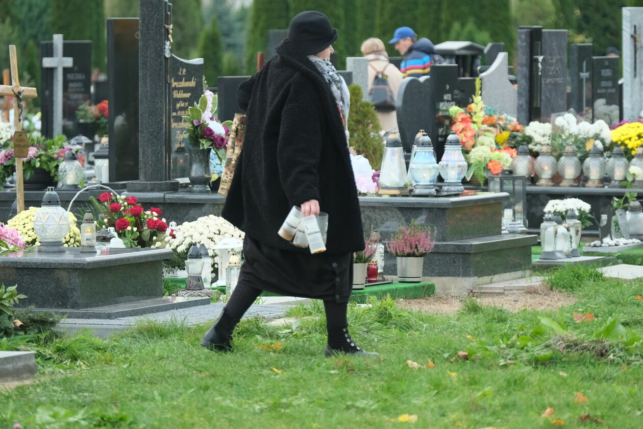  Cmentarz komunalny na Majdanku w Lublinie - 1 listopada 2023 (zdjęcie 10) - Autor: DW