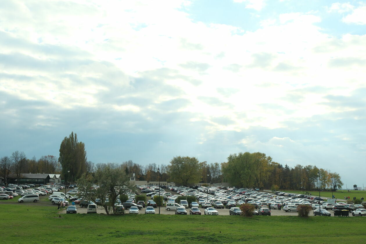  Cmentarz komunalny na Majdanku w Lublinie - 1 listopada 2023 (zdjęcie 2) - Autor: DW