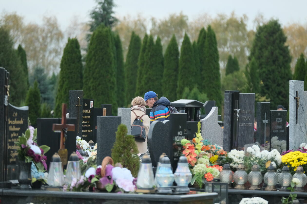  Cmentarz komunalny na Majdanku w Lublinie - 1 listopada 2023 (zdjęcie 9) - Autor: DW