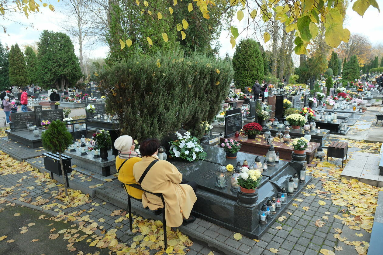  Cmentarz komunalny na Majdanku w Lublinie - 1 listopada 2023 (zdjęcie 14) - Autor: DW