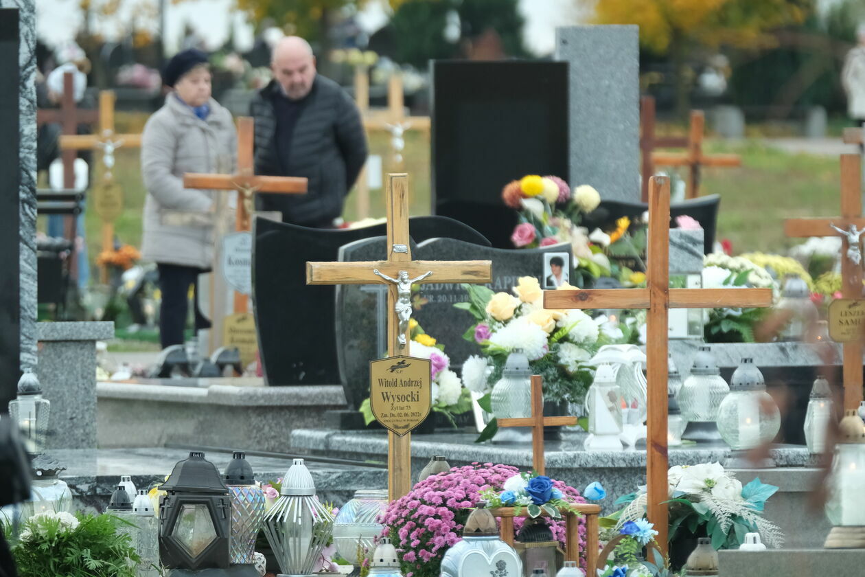  Cmentarz komunalny na Majdanku w Lublinie - 1 listopada 2023 (zdjęcie 4) - Autor: DW