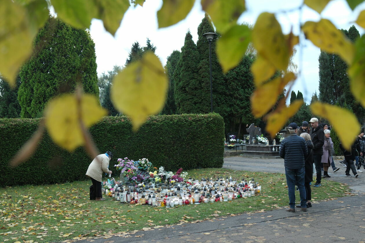  Cmentarz komunalny na Majdanku w Lublinie - 1 listopada 2023 (zdjęcie 23) - Autor: DW