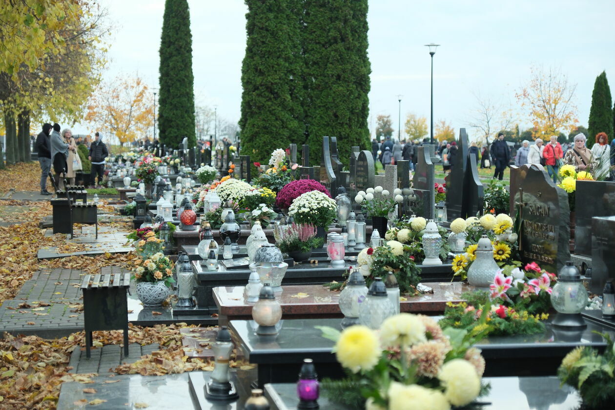  Cmentarz komunalny na Majdanku w Lublinie - 1 listopada 2023 (zdjęcie 13) - Autor: DW