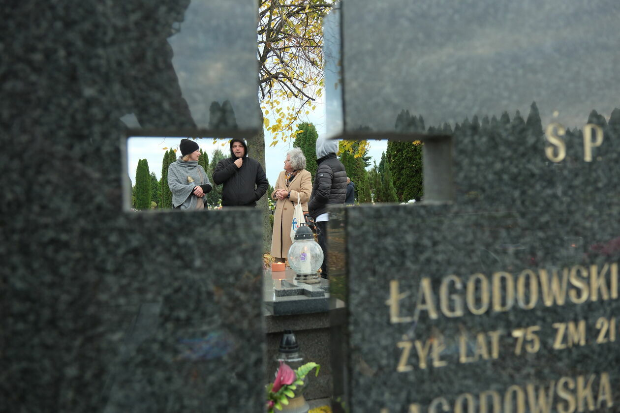  Cmentarz komunalny na Majdanku w Lublinie - 1 listopada 2023 (zdjęcie 12) - Autor: DW