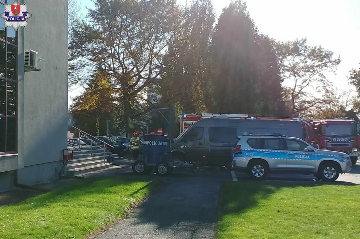  Ewakuacja delegatury urzędu wojewódzkiego w Zamościu (zdjęcie 2) - Autor: Policja