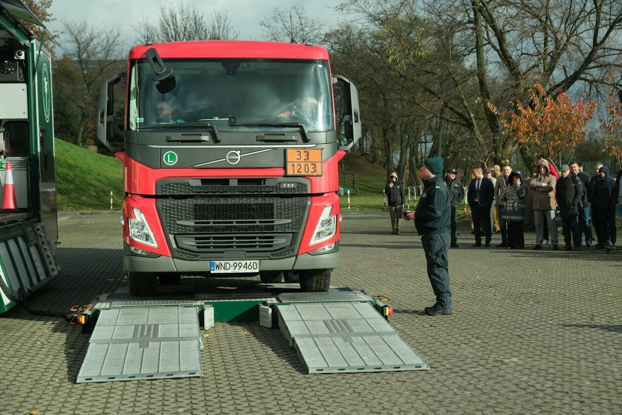  Ćwiczenia Inspekcji Transportu Drogowego na terenie politechniki (zdjęcie 11) - Autor: DW