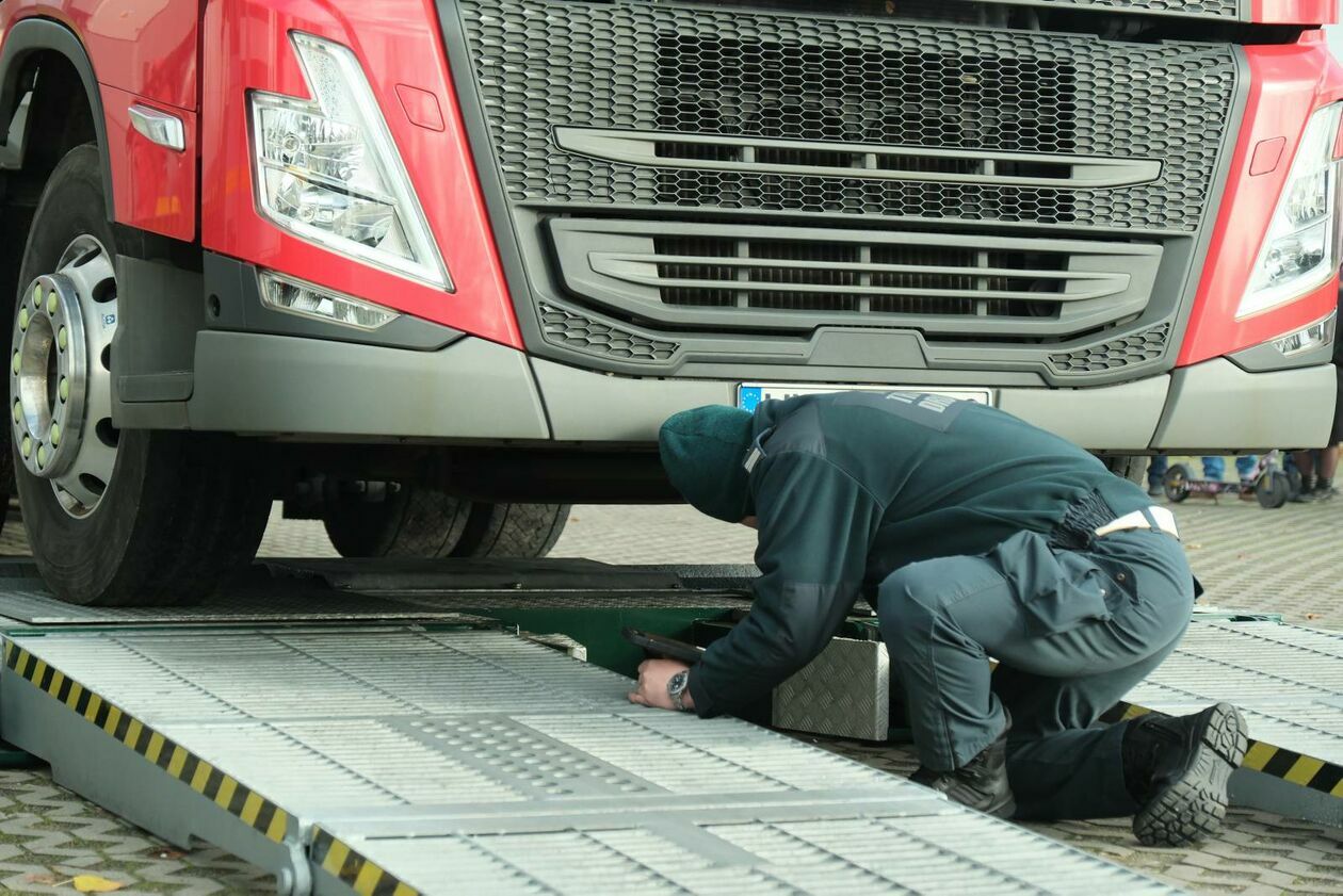  Ćwiczenia Inspekcji Transportu Drogowego na terenie politechniki (zdjęcie 13) - Autor: DW