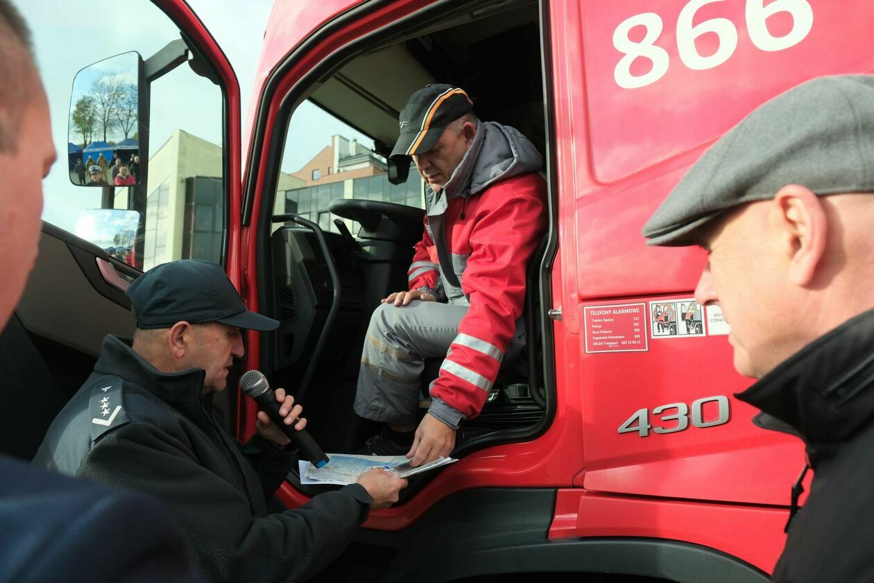  Ćwiczenia Inspekcji Transportu Drogowego na terenie politechniki (zdjęcie 15) - Autor: DW