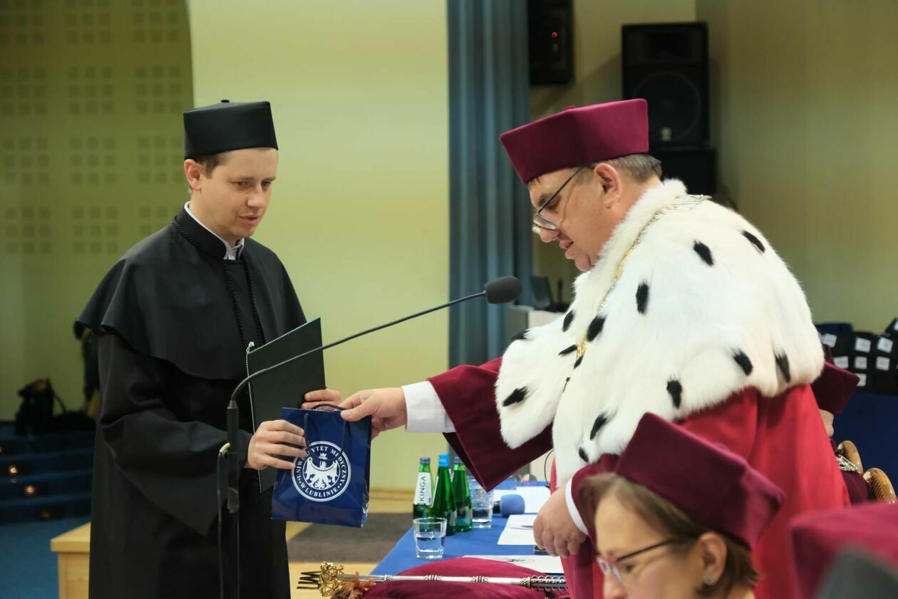  Promocja doktorów habilitowanych i doktorów na Uniwersytecie Medycznym (zdjęcie 15) - Autor: DW