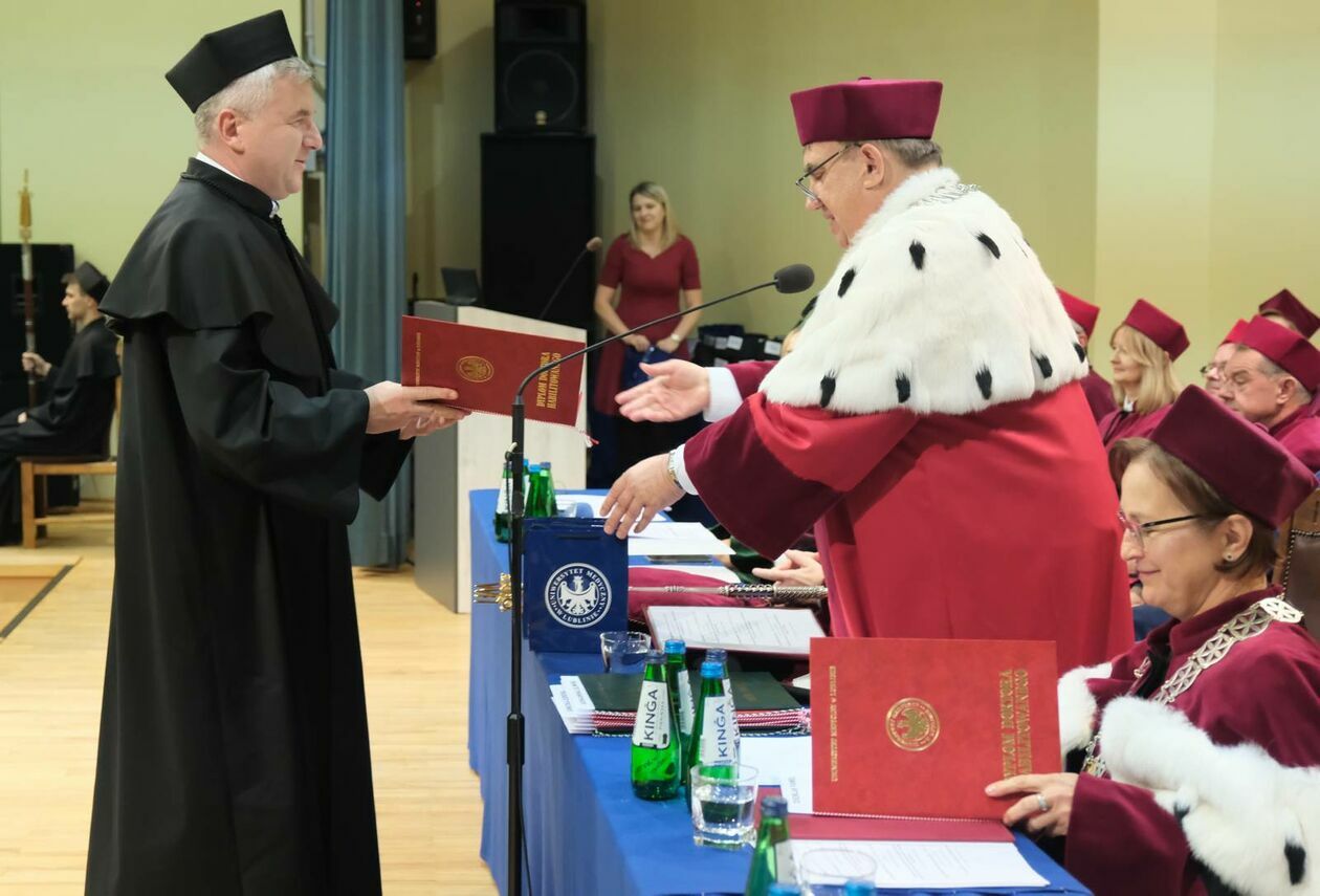  Promocja doktorów habilitowanych i doktorów na Uniwersytecie Medycznym (zdjęcie 4) - Autor: DW