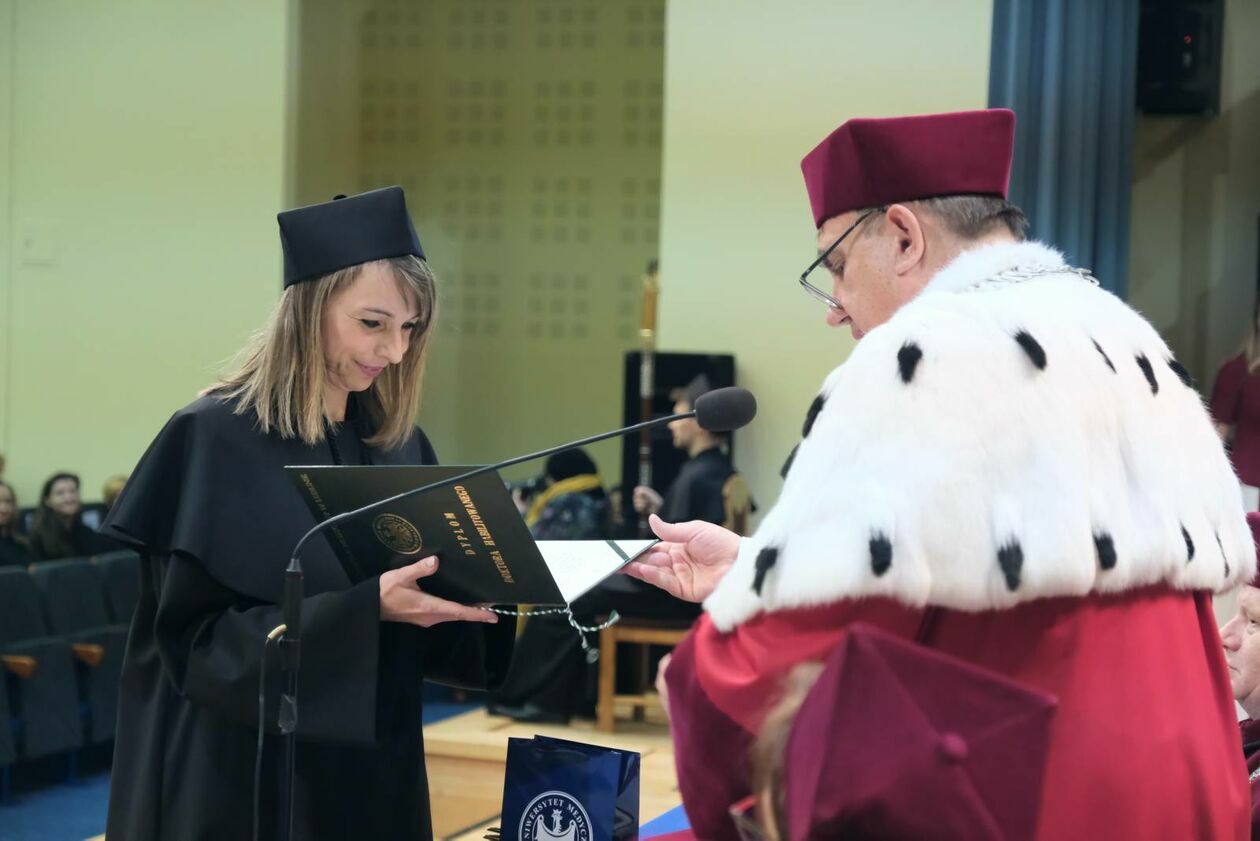  Promocja doktorów habilitowanych i doktorów na Uniwersytecie Medycznym (zdjęcie 13) - Autor: DW