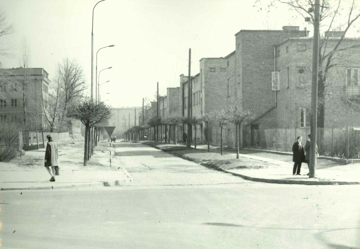  <p>ul. Weteran&oacute;w, widok w kierunku wschodnim od strony skrzyżowania z ul. Sowińskiego</p>