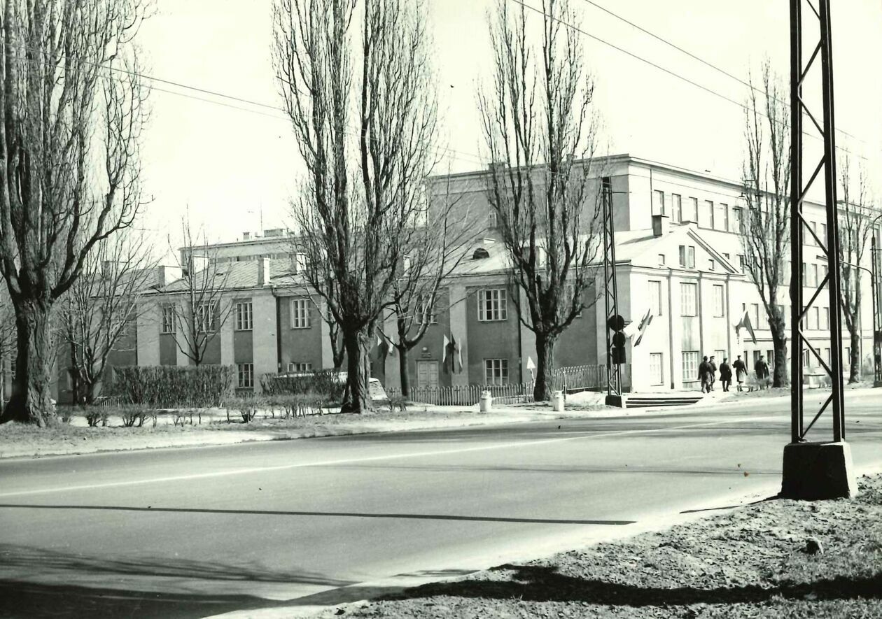  <p>Lublin, ul. Poniatowskiego 1, budynek dawnych magazyn&oacute;w wojskowych, nieistniejący (na pierwszym planie)</p>