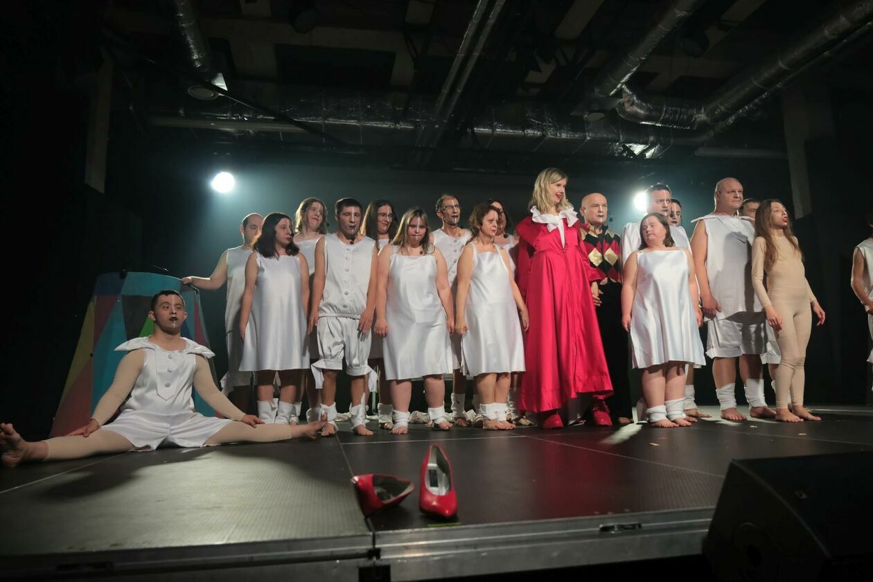  Zespół Teatroterapii Lubelskiej wystawił spektakl pt. Nieposkromienie na motywach Szekspira (zdjęcie 27) - Autor: DW