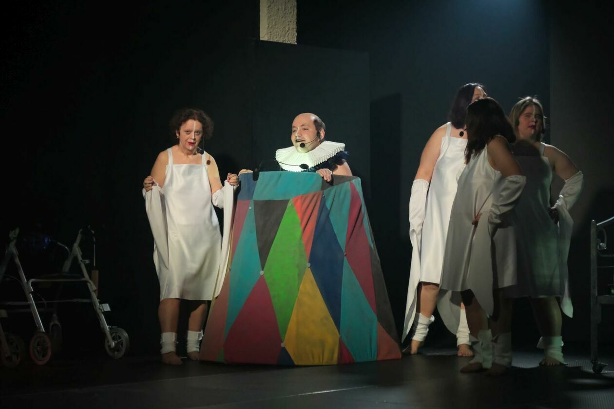  Zespół Teatroterapii Lubelskiej wystawił spektakl pt. Nieposkromienie na motywach Szekspira (zdjęcie 17) - Autor: DW