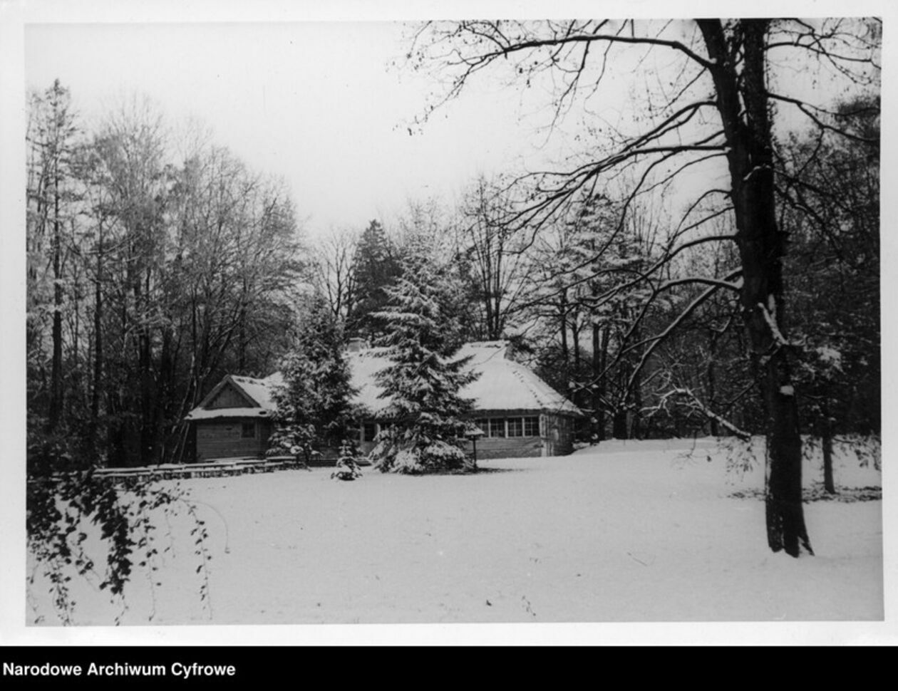 <p>Gospoda saska - widok zewnętrzny zimą. Gospoda wybudowana przez administrację niemiecką w Parku Saskim. Lata 40-te.</p>