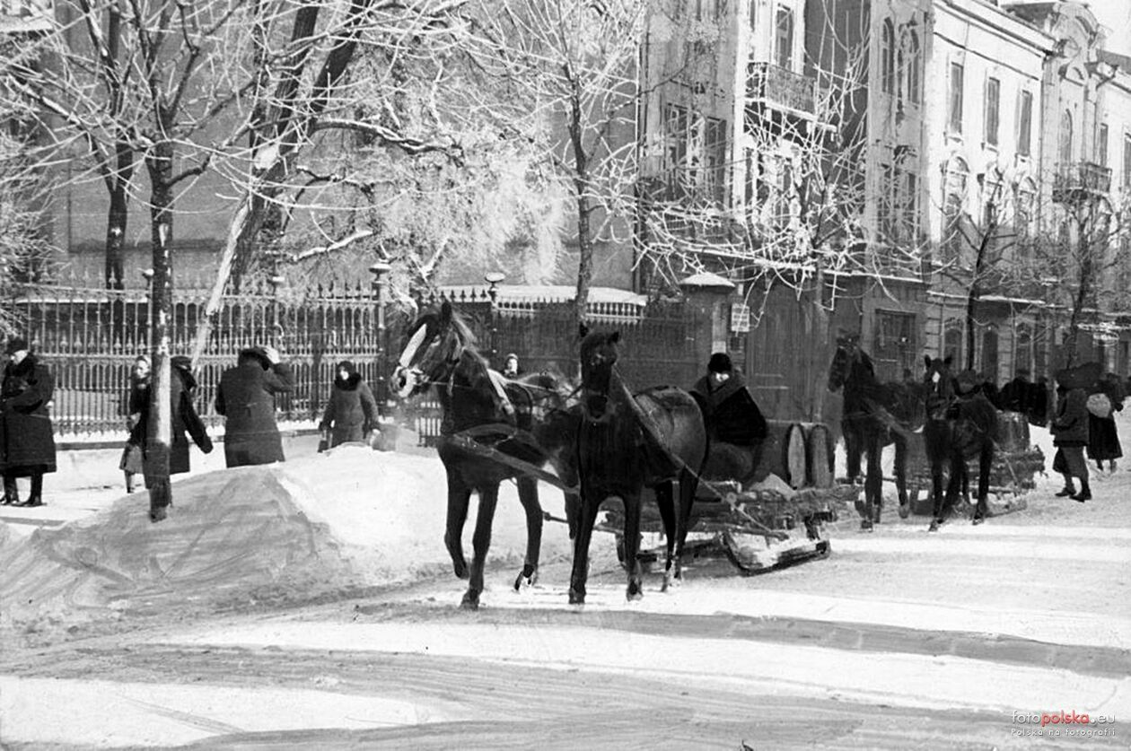 <p>Krakowskie Przedmieście w zimowej odsłonie, lata 30-te.</p>