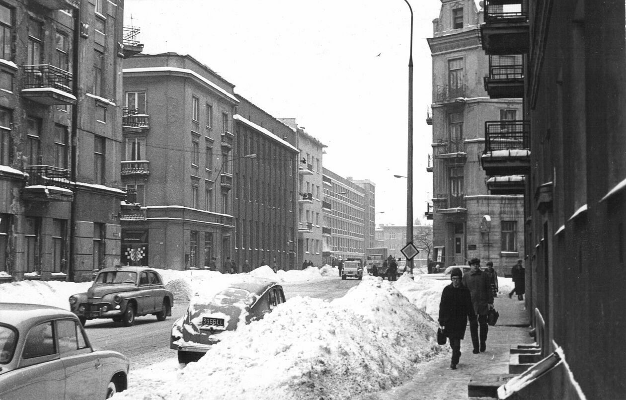<p>Ulica Okopowa, widok na skrzyżowanie z ulicą Chopina, 1970 rok.</p>