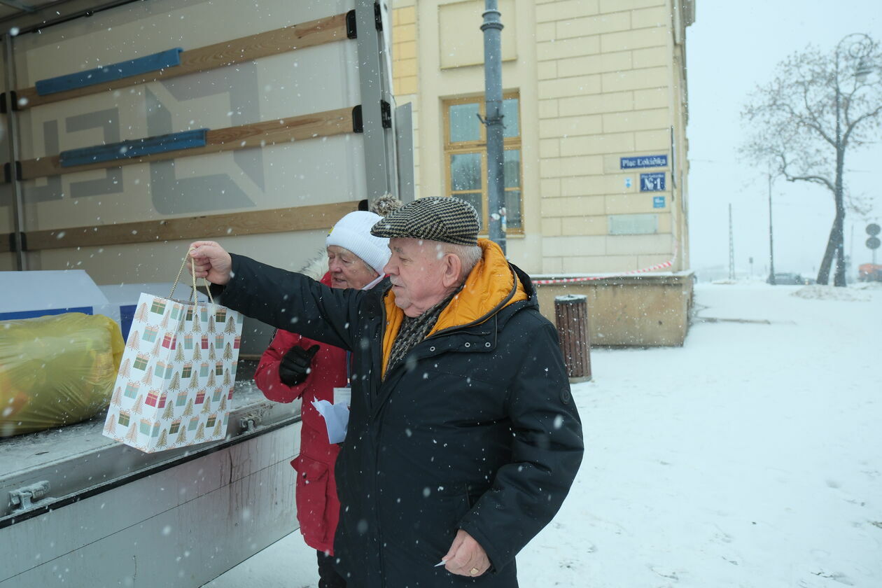  Zbiórka darów w akcji Pomóż Dzieciom Przetrwać Zimę (zdjęcie 3) - Autor: DW