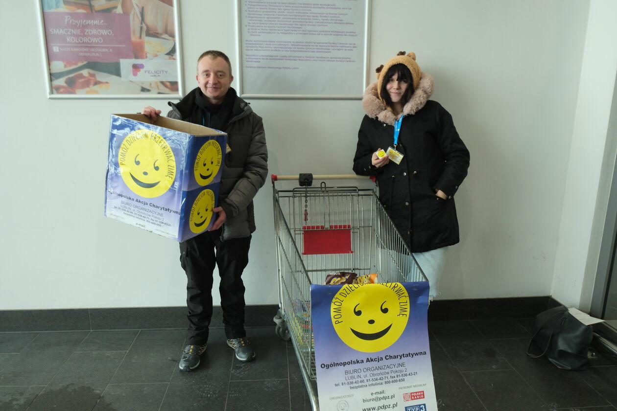  Zbiórka darów w akcji Pomóż Dzieciom Przetrwać Zimę (zdjęcie 8) - Autor: DW