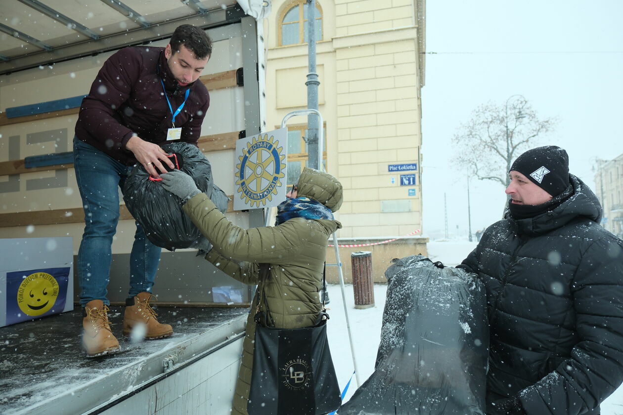  Zbiórka darów w akcji Pomóż Dzieciom Przetrwać Zimę (zdjęcie 1) - Autor: DW