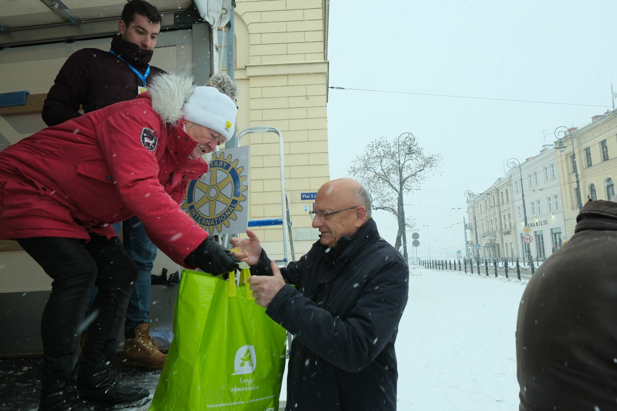  Zbiórka darów w akcji Pomóż Dzieciom Przetrwać Zimę (zdjęcie 2) - Autor: DW