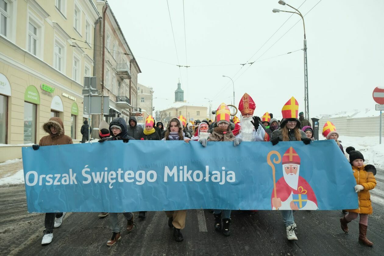  Orszak Świętego Mikołaja przeszedł ulicami Lublina (zdjęcie 37) - Autor: DW