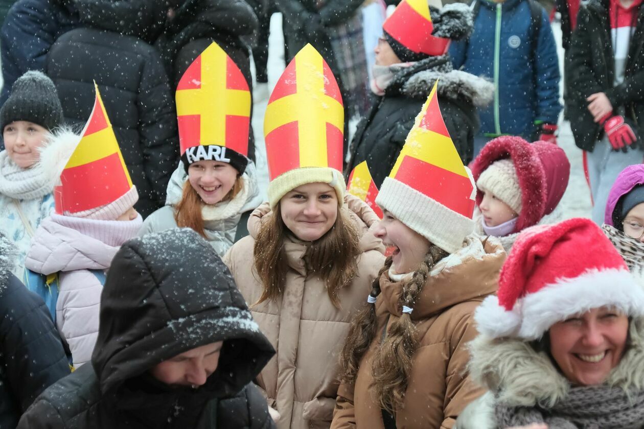  Orszak Świętego Mikołaja przeszedł ulicami Lublina (zdjęcie 23) - Autor: DW