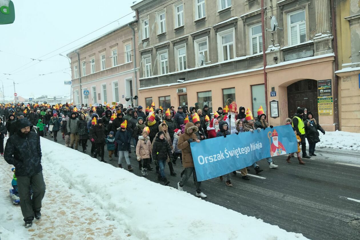  Orszak Świętego Mikołaja przeszedł ulicami Lublina (zdjęcie 40) - Autor: DW