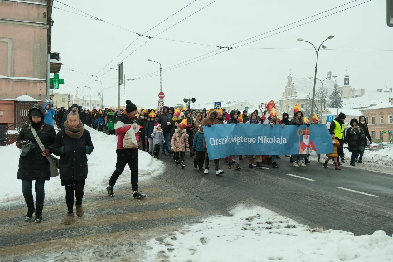  Orszak Świętego Mikołaja przeszedł ulicami Lublina (zdjęcie 39) - Autor: DW