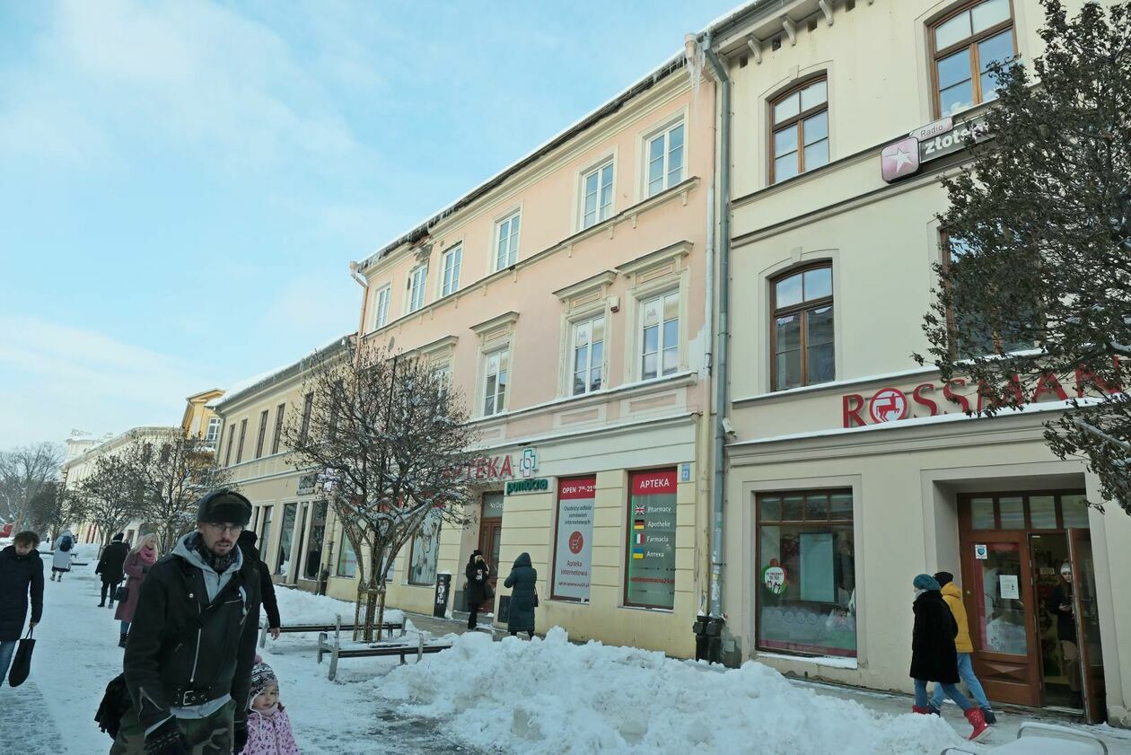  Duże sople nad głowami przechodniów (zdjęcie 10) - Autor: DW