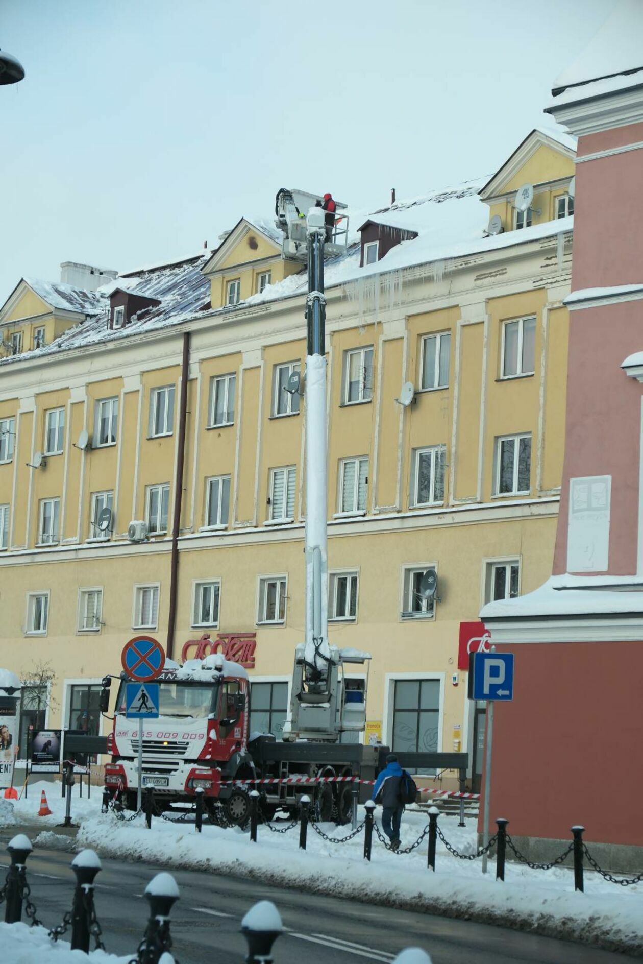  Duże sople nad głowami przechodniów (zdjęcie 6) - Autor: DW