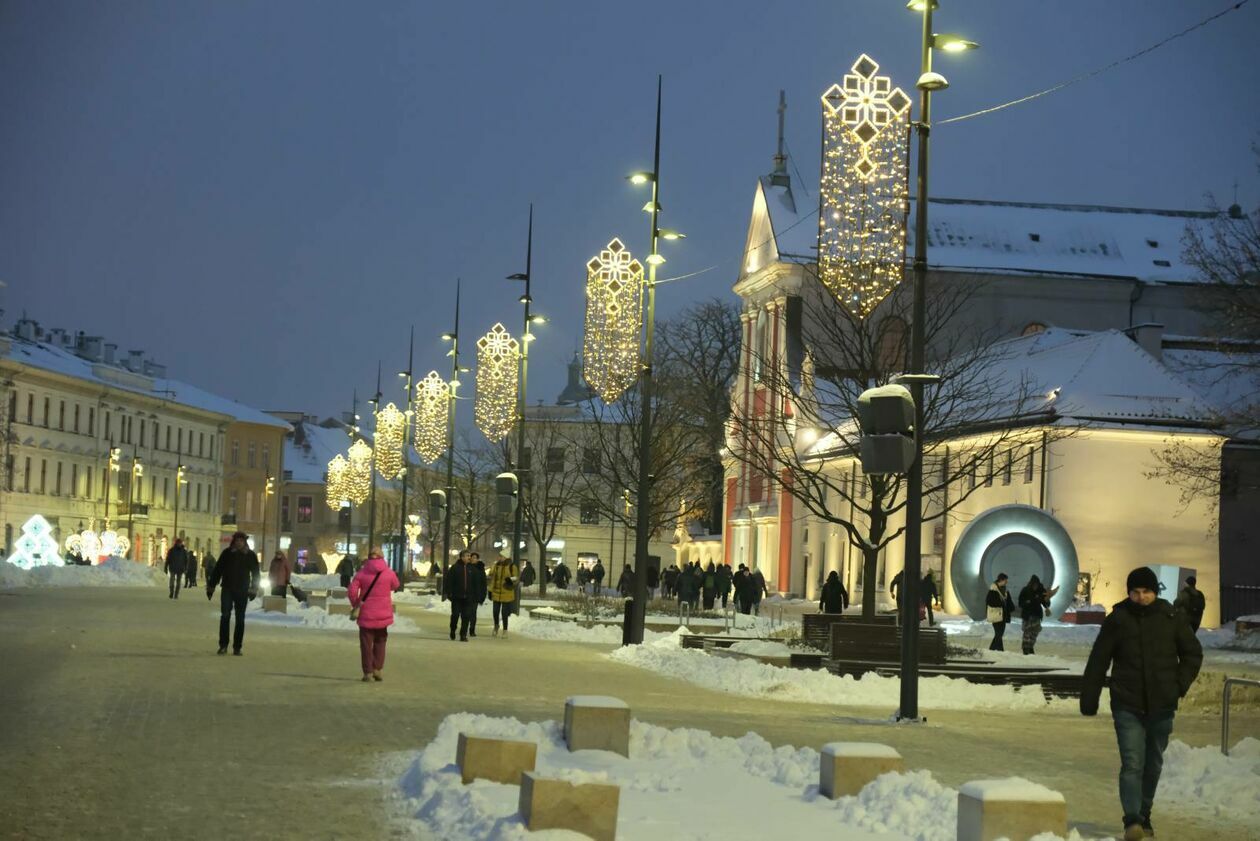  Choinka i świateczne ozdoby już rozświetlają deptak i Stare Miasto (zdjęcie 3) - Autor: DW