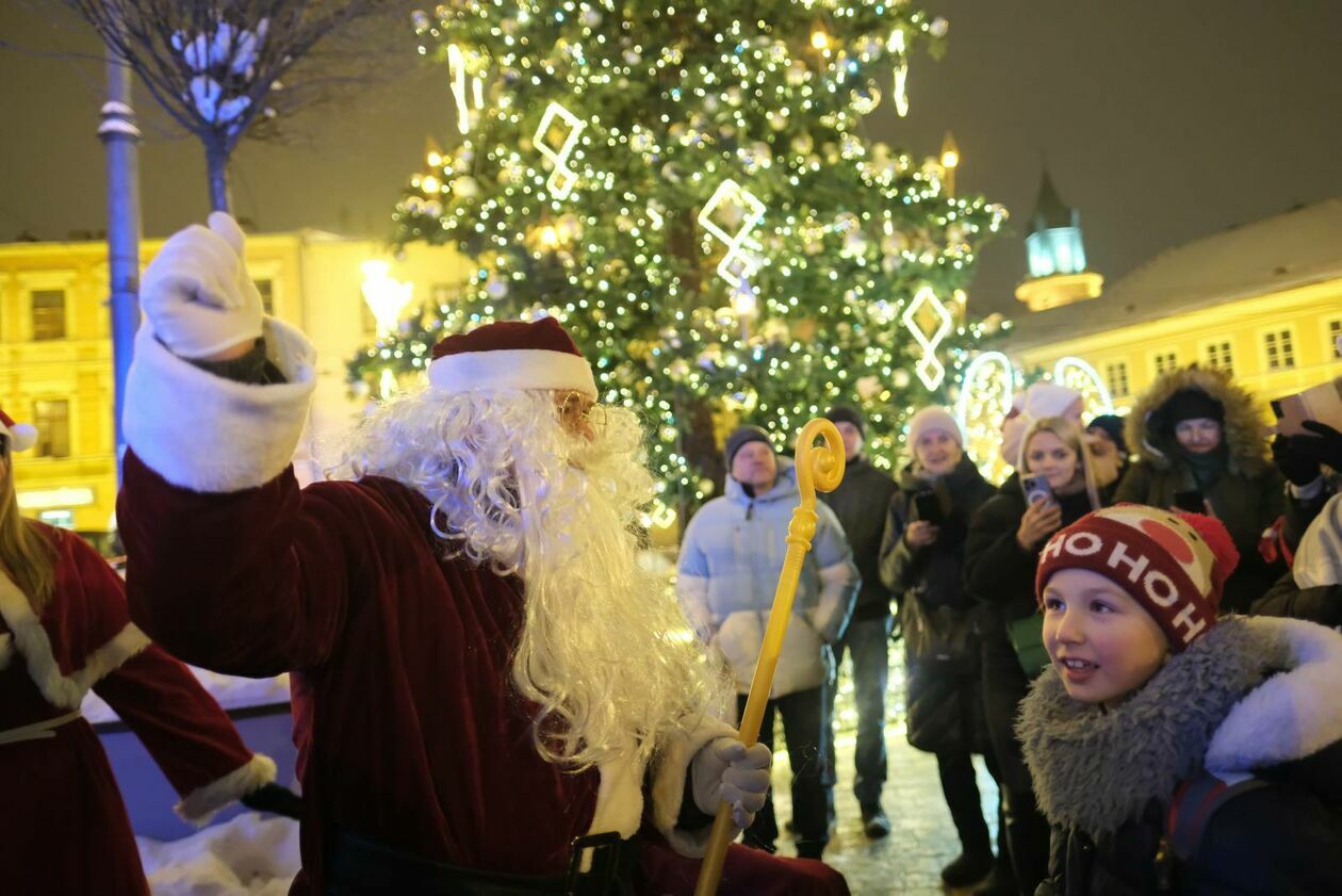  Choinka i świateczne ozdoby już rozświetlają deptak i Stare Miasto (zdjęcie 22) - Autor: DW