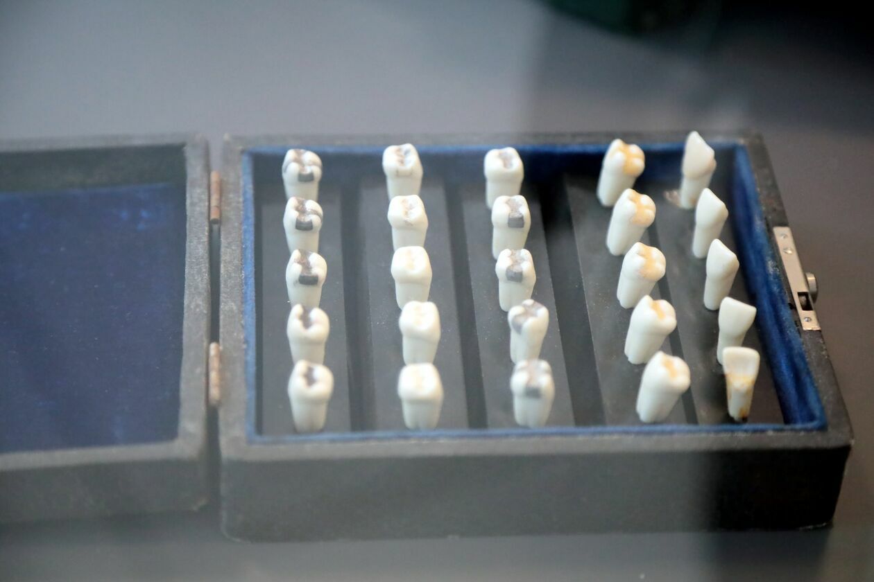  Eksponaty stomatologiczne z kolekcji dr Piotra Kuźnika (zdjęcie 2) - Autor: Katarzyna Nastaj