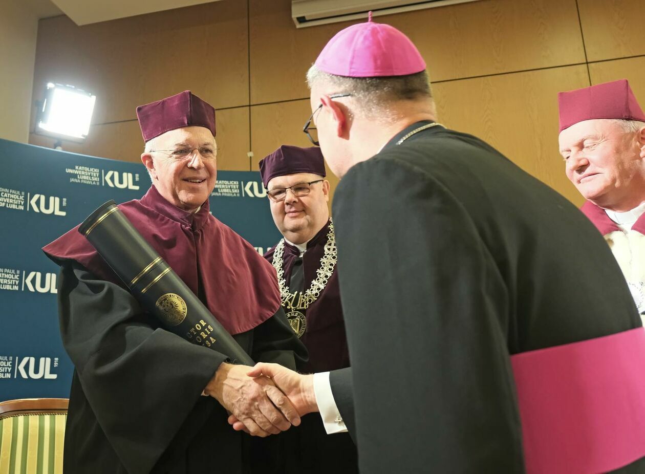  Nadanie tytułu doktora honoris causa KUL prof. Carlowi A. Andersonowi z USA (zdjęcie 10) - Autor: DW