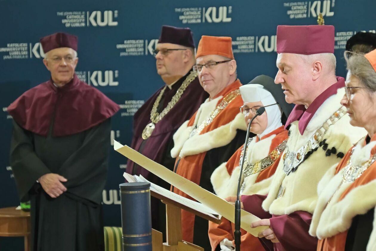  Nadanie tytułu doktora honoris causa KUL prof. Carlowi A. Andersonowi z USA (zdjęcie 7) - Autor: DW