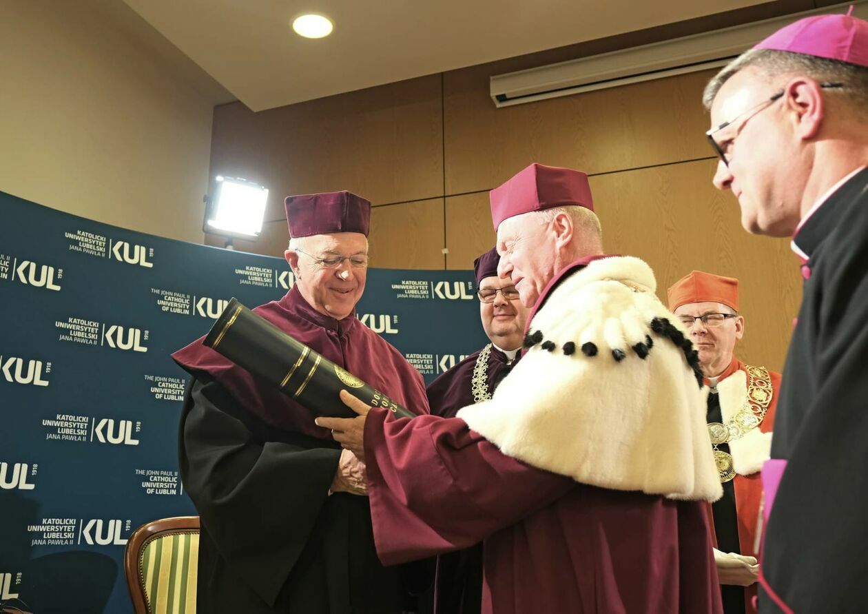  Nadanie tytułu doktora honoris causa KUL prof. Carlowi A. Andersonowi z USA (zdjęcie 1) - Autor: DW