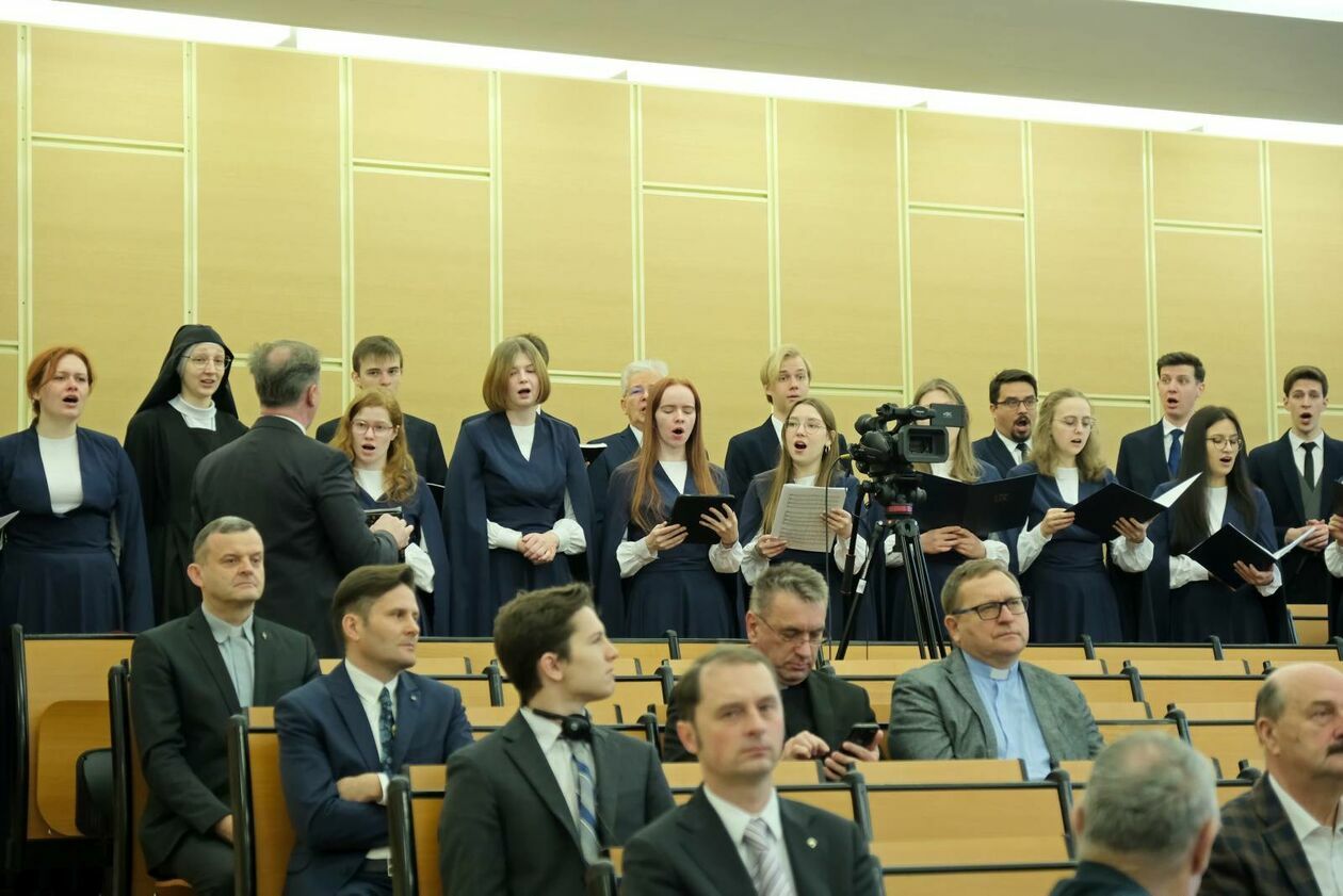  Nadanie tytułu doktora honoris causa KUL prof. Carlowi A. Andersonowi z USA (zdjęcie 4) - Autor: DW