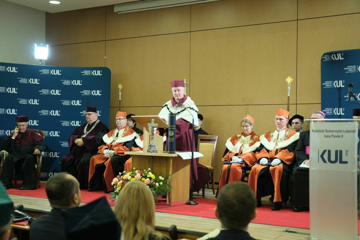  Nadanie tytułu doktora honoris causa KUL prof. Carlowi A. Andersonowi z USA (zdjęcie 3) - Autor: DW