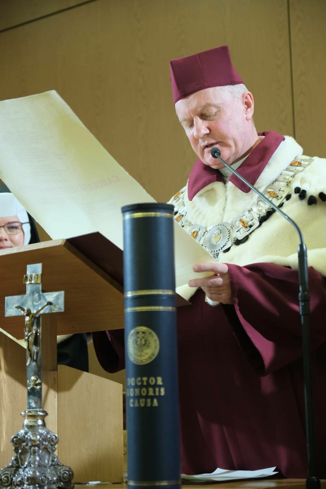  Nadanie tytułu doktora honoris causa KUL prof. Carlowi A. Andersonowi z USA (zdjęcie 8) - Autor: DW