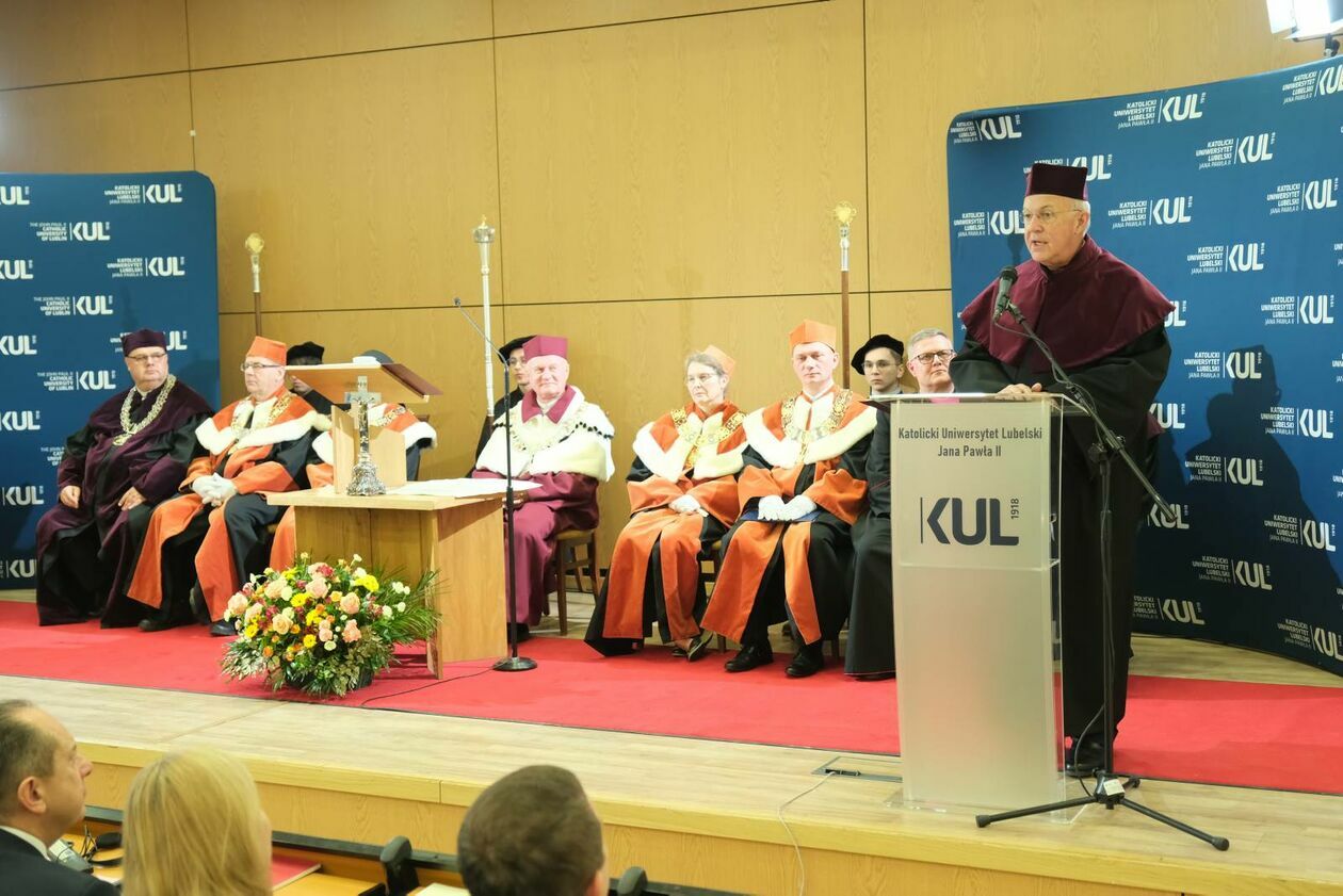  Nadanie tytułu doktora honoris causa KUL prof. Carlowi A. Andersonowi z USA  - Autor: DW