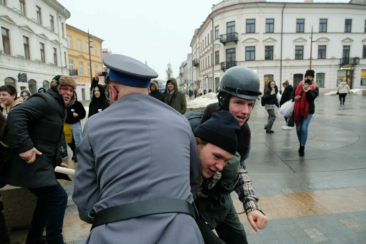  Rekonstrukcja wprowadzenia stanu wojennego (zdjęcie 26) - Autor: DW