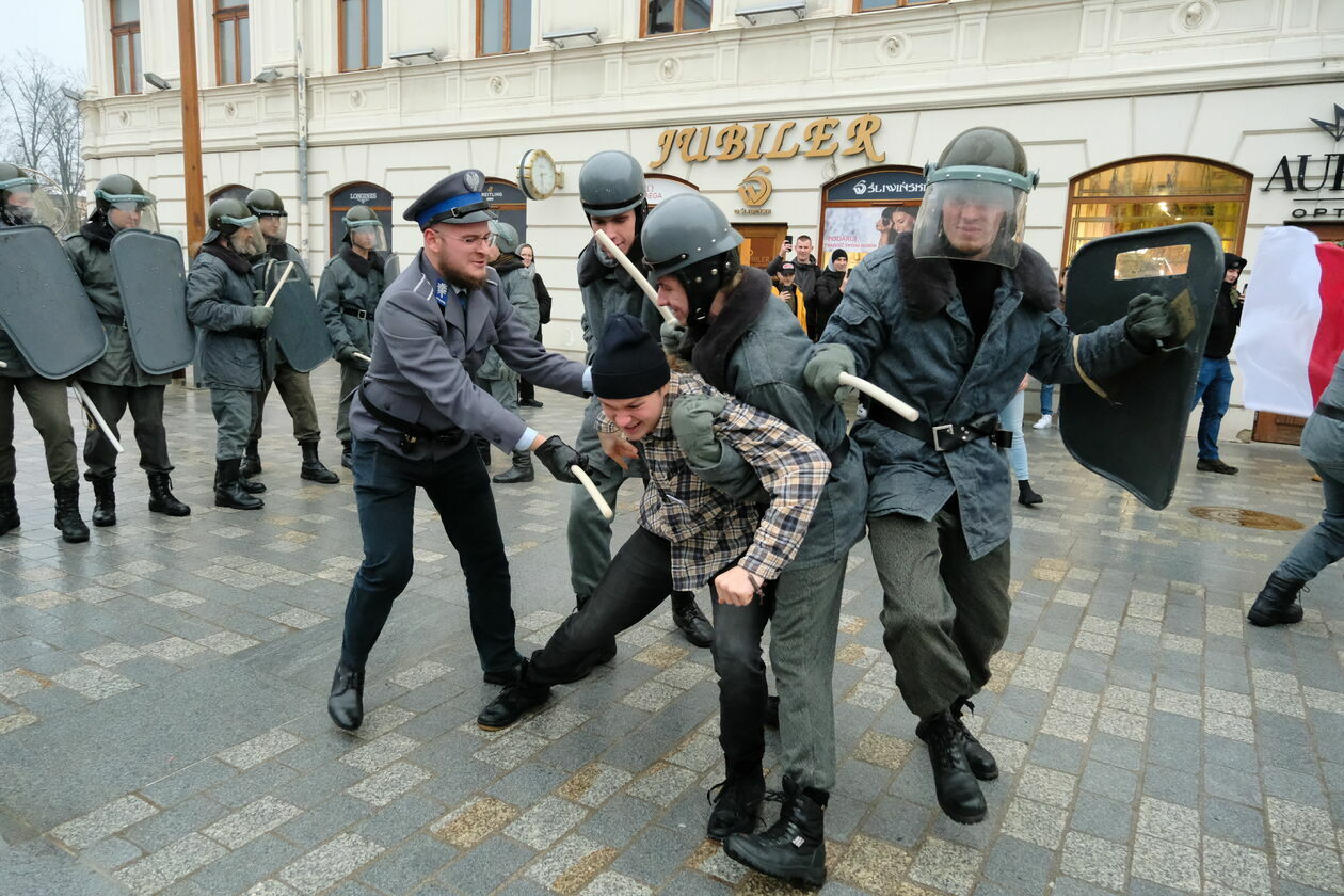  Rekonstrukcja wprowadzenia stanu wojennego (zdjęcie 35) - Autor: DW